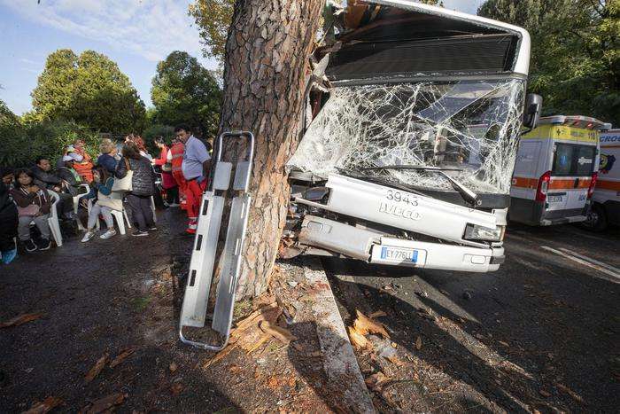 В Риме автобус с пассажирами влетел в дерево