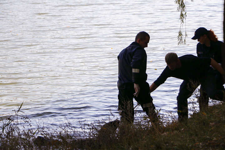 Водолази дістали тіло чоловіка з озера на Райдужному (фото, відео)