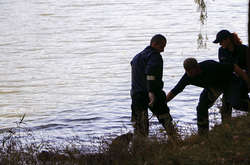 Водолази дістали тіло чоловіка з озера на Райдужному (фото, відео)