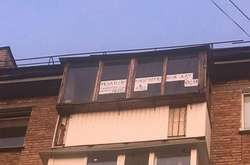 На балконі будинку на Нивках з’явився загадковий напис (фото, відео)