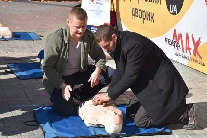 На Європейській площі мешканців міста навчали робити непрямий масаж серця