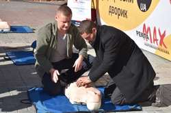 На Європейській площі мешканців міста навчали робити непрямий масаж серця