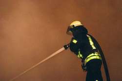 Рятувальники за пів години ліквідували пожежу на автостоянці