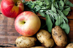 В Україні цього року найбільше зросли ціни на картоплю та яблука - Держстат