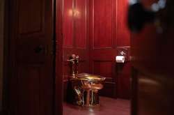 Полиция задержала троих человек за кражу золотого унитаза из британского дворца