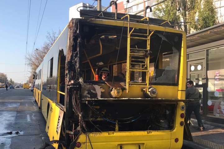 У Києві на ходу загорівся тролейбус із пасажирами (фото, відео)