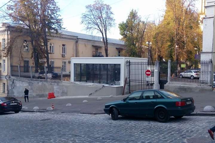 Стіну у центрі Києва «укріпили» величезним МАФом (фото)