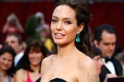 Анджелина Джоли в откровенном платье на тонких лямках снялась для глянца