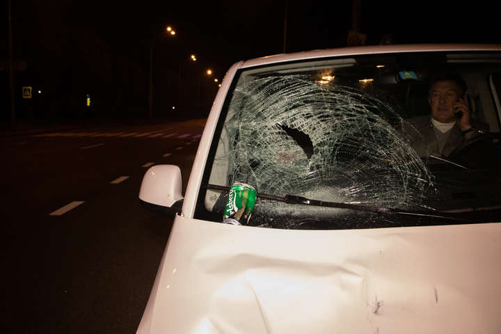 На Окружній у Києві Volkswagen на російських номерах збив чоловіка (фото)