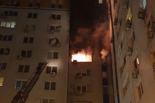 На Березняках сталася велика пожежа: вогонь охопив чотири квартири висотки (фото)