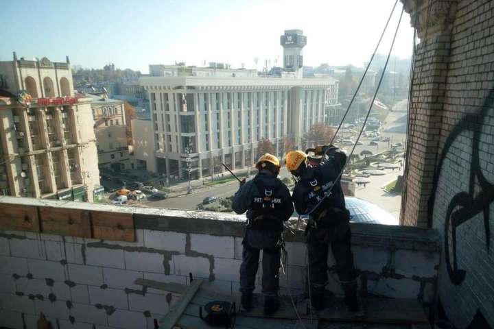 Демонтаж незаконної надбудови у центрі Києва: що там відбувається (фото)
