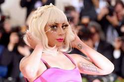 Леди Гага рухнула со сцены в обнимку с поклонником