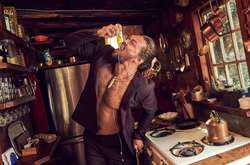 Джейсон Момоа снялся для глянца в трусах и халате (фото)