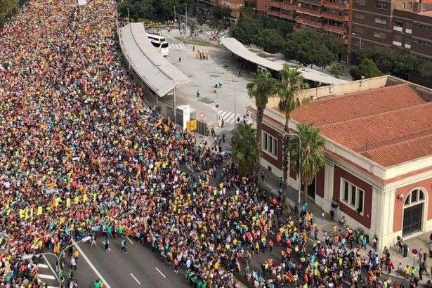 У Каталонії почався масштабний страйк: сепаратисти перекрили дороги, скасовуються авіарейси 