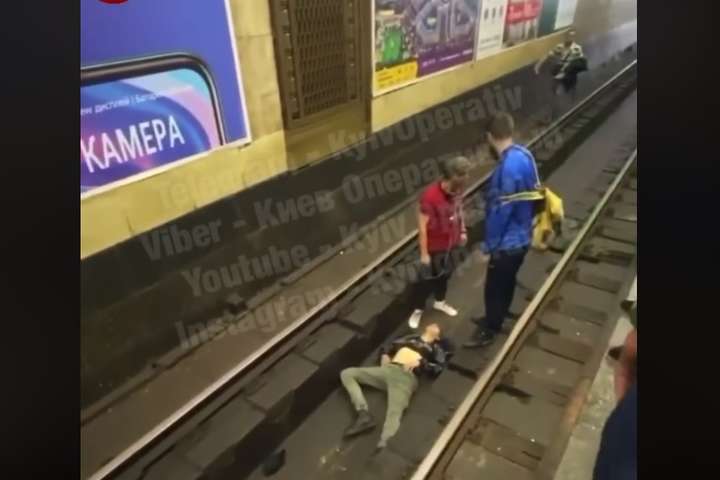 У київській підземці чоловік упав на колію (відео)