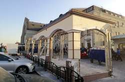 На Центральному залізничному вокзалі революція. Зносять кіоски з шаурмою (фото)