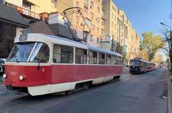 Рух трамваїв  №15, 18 зупинився 