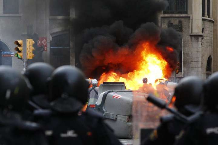У Барселоні відновилися жорстокі зіткнення демонстрантів з поліцією