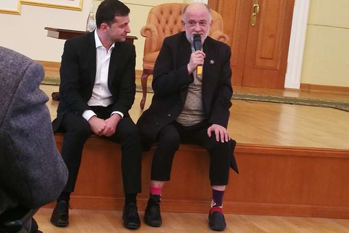 Ройтбурд у модних шкарпетках посидів поруч із Зеленським прямо на сцені (фото)