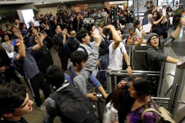 У Чилі оголосили надзвичайний стан через протести щодо подорожчання метро