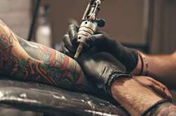 В Естонії хочуть заборонити неповнолітнім робити тату та ходити в солярії