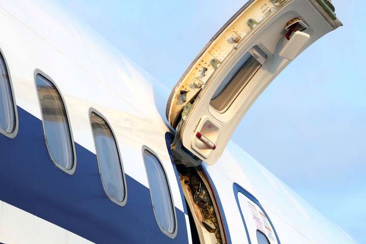 Пасажир спробував відкрити двері літака у небі над Францією