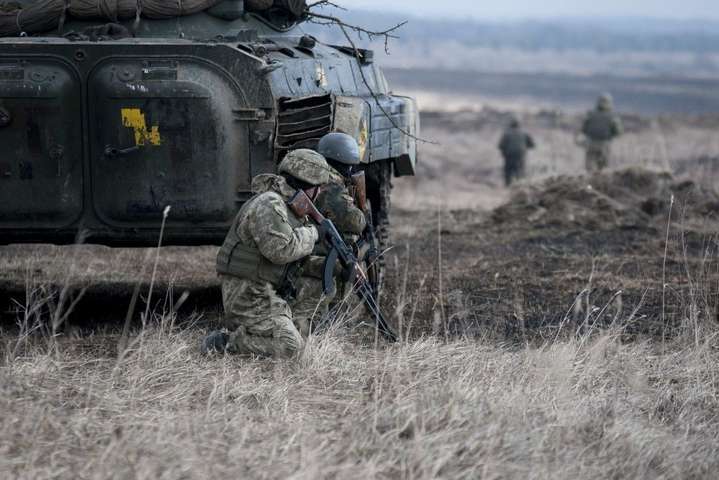 Терористи за сьогодні чотири рази обстріляли українських бійців