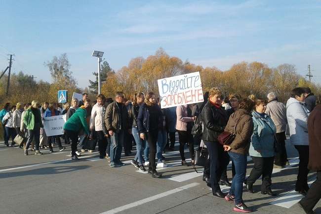 На Житомирщині вчителі перекрили трасу, вимагаючи зарплат