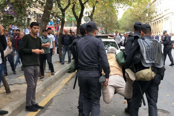 У Баку поліція затримує опозиційних активістів, середмістя оточено силовиками