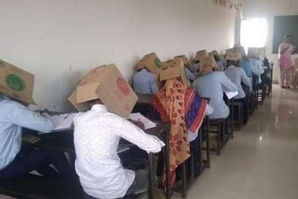 Щоб не списували. В Індії студенти складали іспит з коробками на головах