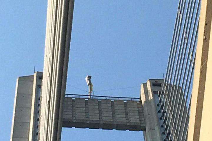 Селфі на висоті 130 метрів: поліція Києва зняла із Південного мосту трьох підлітків