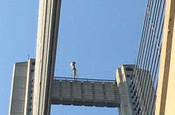 Селфі на висоті 130 метрів: поліція Києва зняла із Південного мосту трьох підлітків
