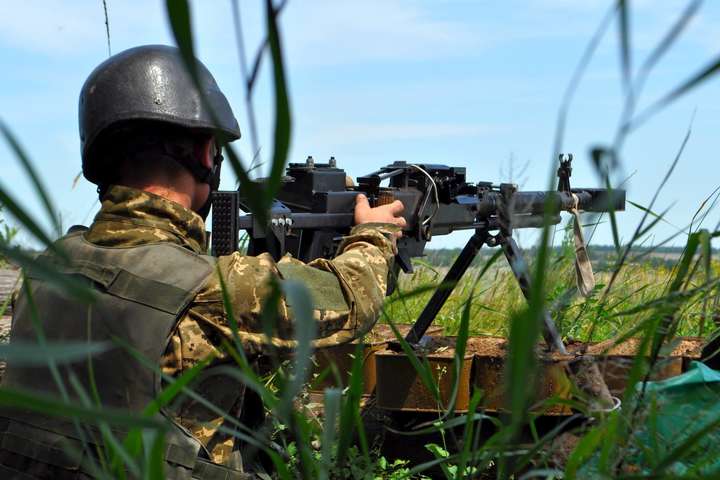 За добу на Донбасі зафіксовано 15 обстрілів, один боєць ЗСУ поранений