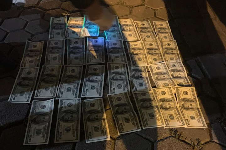 Двох поліцейських із Одеси затримали на хабарі у 5 тисяч доларів