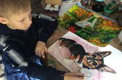 9-летний мальчик меняет свои картины на корм для животных из приюта