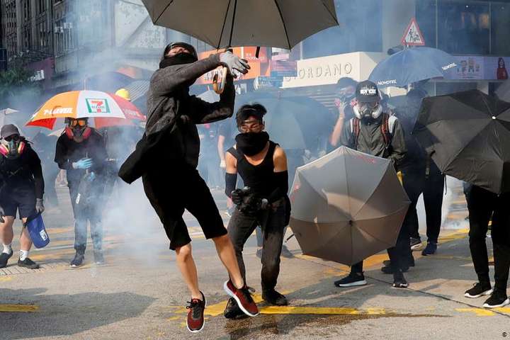 Протести у Гонконзі: поліція застосувала сльозогінний газ та водомети з фарбою