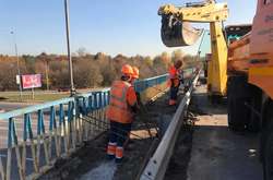 Дорожники влаштовують нове покриття тротуарів і міняють карнизні блоки