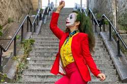 Новый флешмоб: в соцсетях массово повторяют танец Джокера 