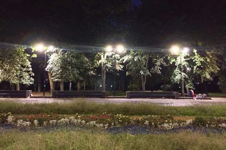 У столичних парках встановлюють сучасне освітлення (фото)
