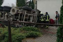 В результаті ДТП бетонозмішувач перекинувся