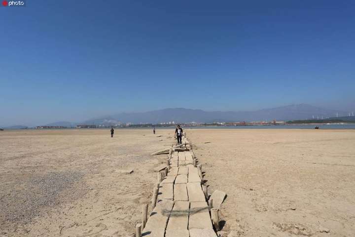 У Китаї через посуху людям з'явився 600-річний міст