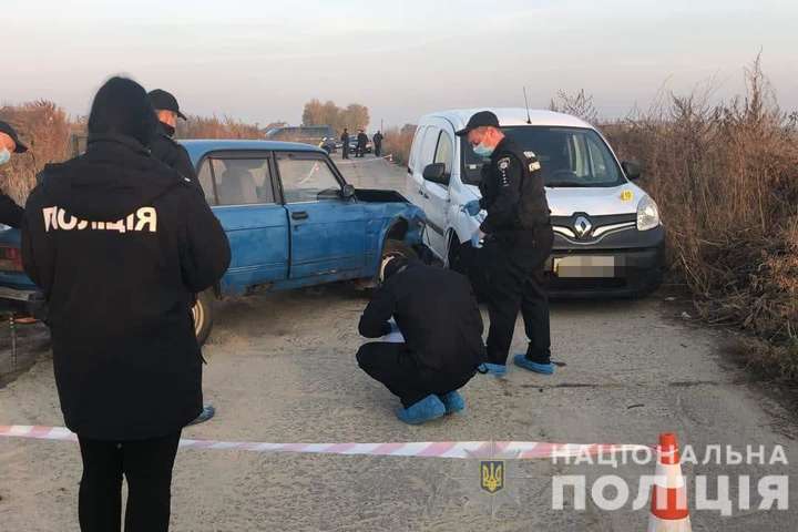 На Київщині невідомі обстріляли автомобіль