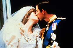 Поцелуй принцессы Дианы и Чарльза признали самым запоминающимся в истории