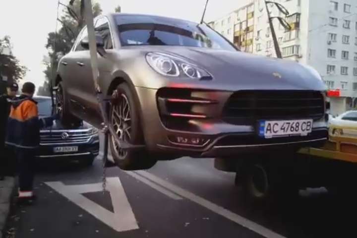 У центрі Києва комунальники евакуювали елітний автомобіль (відео)