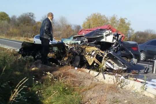 На Львівщині вантажівка розтрощила авто з водієм