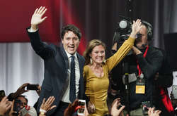  Трюдо з дружиною радіють непростій перемозі лібералів на виборах до канадського парламенту, які пройшли 21 жовтня 