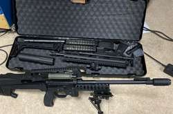 Під час обшуків слідчі СБУ вилучили понад 30 пістолетів, пістолет-кулемет, гвинтівки, підствольні гранатомети та гранати