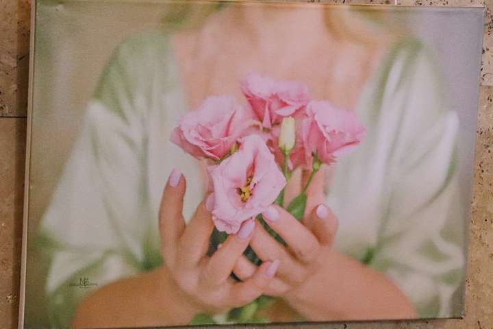 Окрилені рожевою стрічкою: в Одесі відкрилася виставка фотопортретів жінок, які перемогли рак грудей