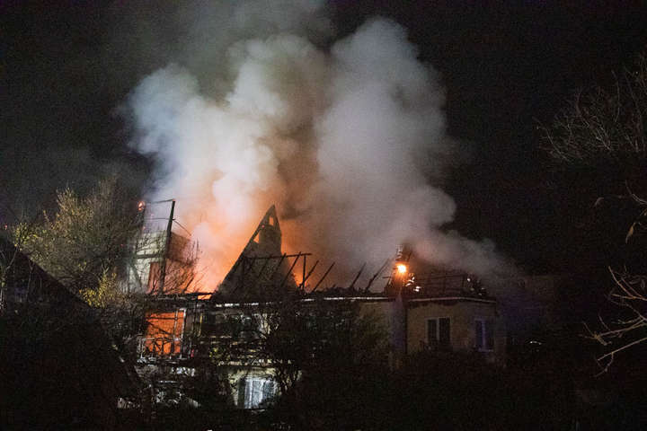 Вночі у Києві сталася масштабна пожежа: згорів особняк (фото, відео) 