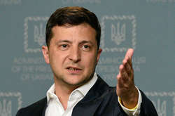 Президент Володимир Зеленський каже, що в курсі всіх подій і «тримає руку на пульсі»